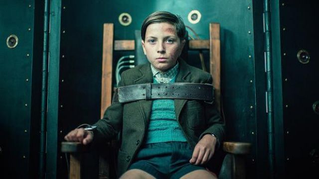 Le manteau gris de Mikkel Nielsen (Daan Lennard Liebrenz) dans Dark (S02E03)