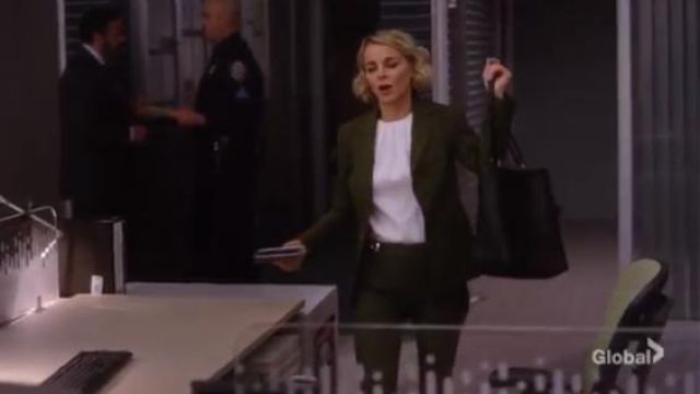 Derek Lam 10 Crosby Fermoir Détaillée en Sergé de Coton Slim Évasé Pantalon porté par Det. Lizzie Needham (Bojana Novakovic) dans l'Instinct (Saison 02 Episode 04)