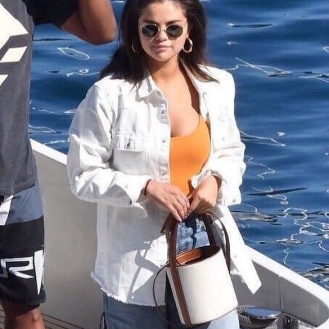 Staud Bissett Sac porté par Selena Gomez Italie le 24 juillet 2019