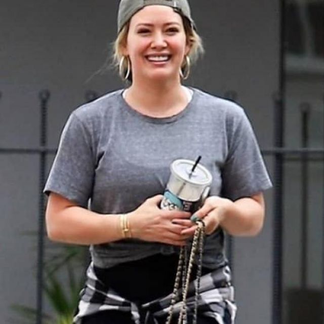 Rails Hunter Black And White Plaid Button Down usado por Hilary Duff Studio City 23 de julio de 2019