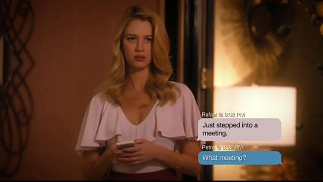 The Body to wheel the powdery pink worn by Petra (Yael Grobglas) in Jane the Virgin (S04E03)