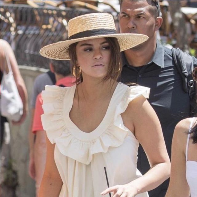Manque de Couleur Spencer Cuir Bandes Canotier de Paille Chapeau de Soleil portées par Selena Gomez Capri 23 juillet 2019