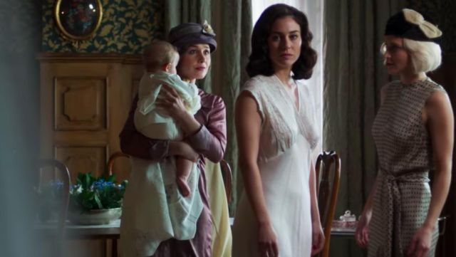 White ruffle sleeve maxi dress worn by Lidia/Alba (Blanca Suárez) in Cable Girls (S03E01)