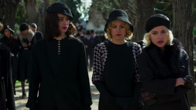 Long black dress with long sleeve worn by Lidia/Alba (Blanca Suárez) in Cable Girls (S03E02)