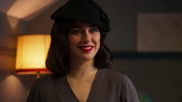 Black beret with bow worn by Lidia/Alba (Blanca Suárez) in Cable Girls (S03E03)