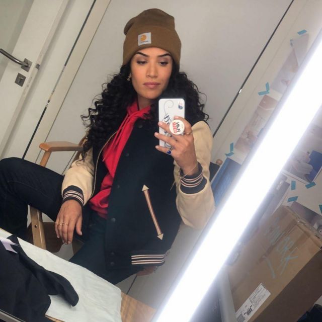 Le bonnet marron brun Carhartt porté par Sabrina Ouazani sur son compte Instagram @sabrinaouazani