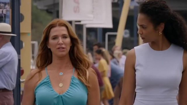 The collar with a coin Cat Chambers (Poppy Montgomery) in Reef Break (S01E01)