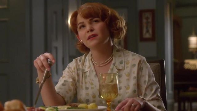 Le collier de perles de Beth Ann (Ginnifer Goodwin) dans Why Women Kill (S01E01)