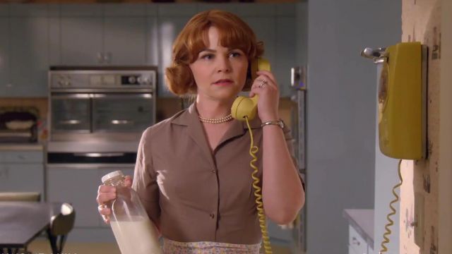 Le téléphone jaune vintage utilisé par Beth Ann (Ginnifer Goodwin) dans Why Women Kill (S01E01)