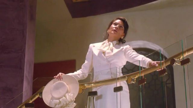 Le manteau blanc de Simone (Lucy Liu) dans Why Women Kill (S01E01)