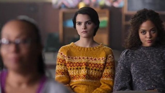 Le pull jaune moutarde porté par Elodie Davis (Brianna hildebrand) dans Trinkets (S01E09)