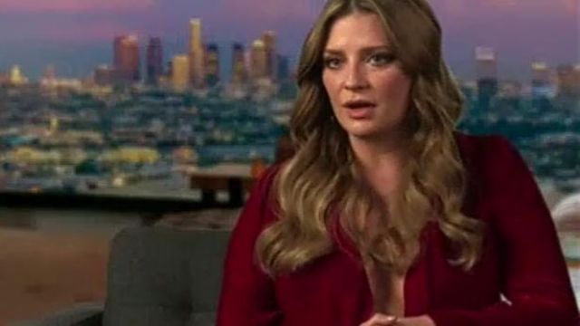 The top red cross in the velvet of Mischa Barton in The Hills : New Beginnings (S01E02)