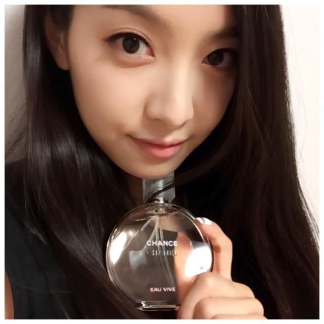 Le parfum chanel eau vive de Victoria Song sur le compte instagram de @victoria02_02
