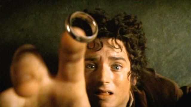 L'anneau unique de Frodon (Elijah Wood) dans Le Seigneur des anneaux : La Communauté de l'anneau