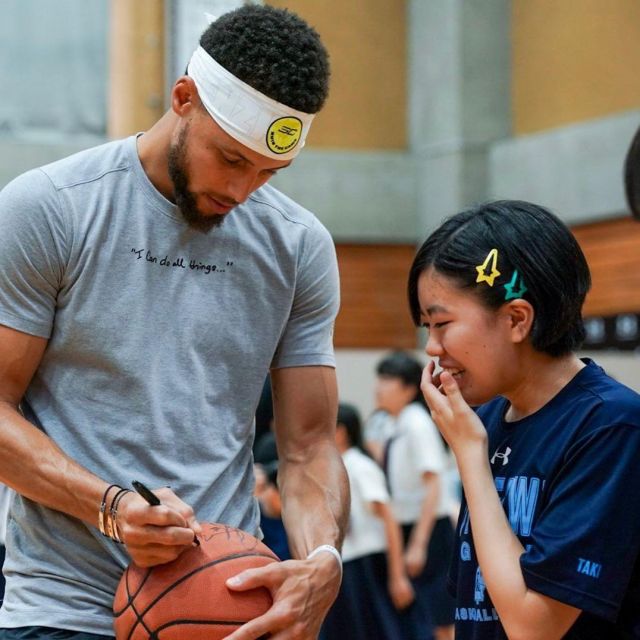 Under Armour grey t-shirt worn by Stephen Curry on his Instagram account @stephencurry30