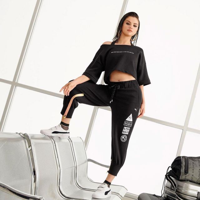 La pantalon de survêtement Puma x Se­lena Gomez porté par Selena Gomez sur son compte Instagram