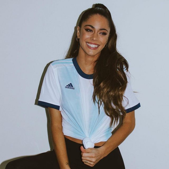 Le maillot de football de l'équipe Argentine sur un post Instagram de Martina Stoessel