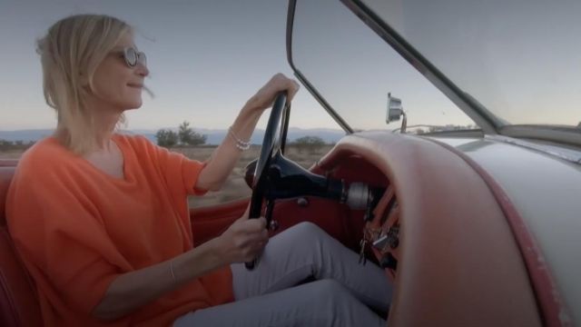 La top orange ample manches 3/4 porté par Michèle Laroque dans Une ambition intime dans l'émission du 12 août 2019