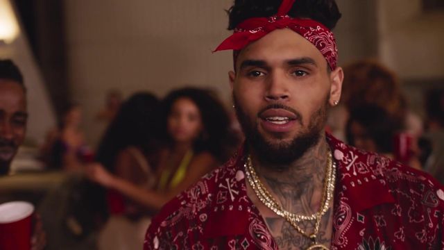 La chemise style bandana portée par Chris Brown dans son clip No Gui­dance feat. Drake