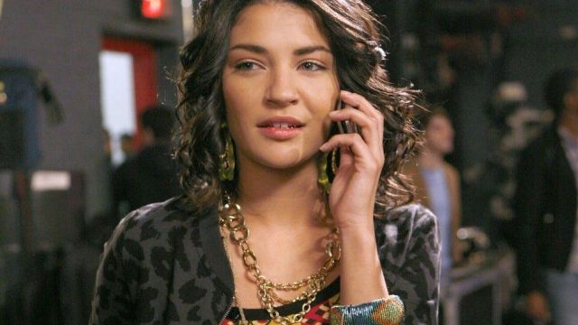 Le bomber léopard porté par Vanessa Abrams (Jessica Szohr) dans Gossip Girl (S01E17)