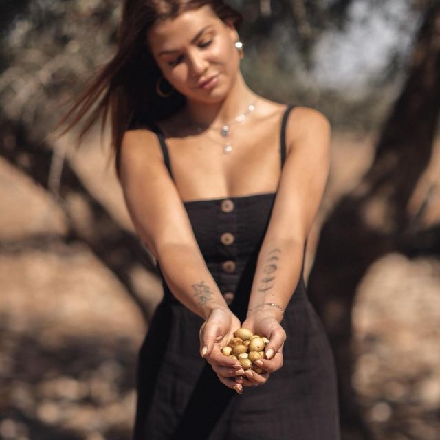 La robe noire à boutons portée par EnjoyPhoenix sur son compte Instagram @enjoyphoenix