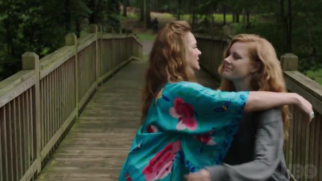 Le Kimono Bleu imprimé Fleur de Adora Crellin (Patricia Clarkson) dans Sharp Objects (Saison 01 Episode 03)