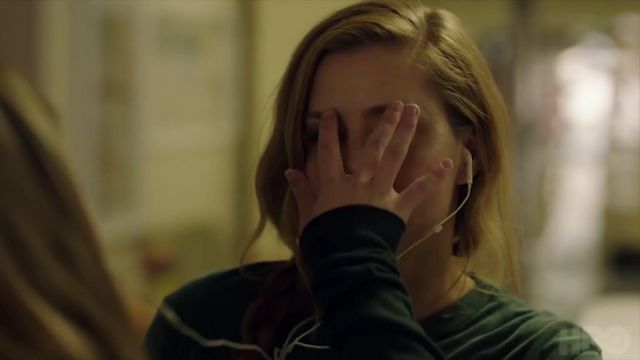 The headphones Adora Crellin (Patricia Clarkson) in Sharp Objects (S01E06)