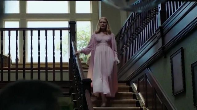 La robe de nuit rose de Adora Crellin (Patricia Clarkson) dans Sharp Objects (S01E08)