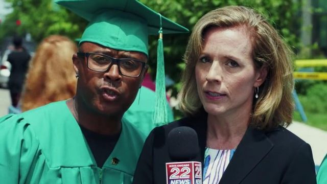 Le chapeau vert d'étudiant universitaire porté par Simon (Sultan Salahuddin) dans South Side (S01E02)