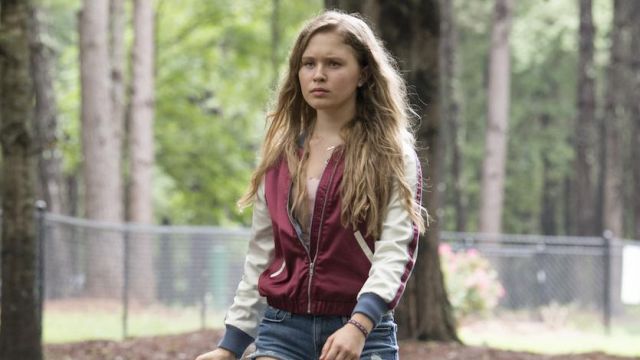 Le blouson bomber bordeaux et blanc porté par Amma Crellin (Eliza Scanlen) dans Sharp Objects (S01E01)