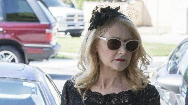 The headband in lace with knot of Adora Crellin (Patricia Clarkson) in Sharp Objects (S01E02)