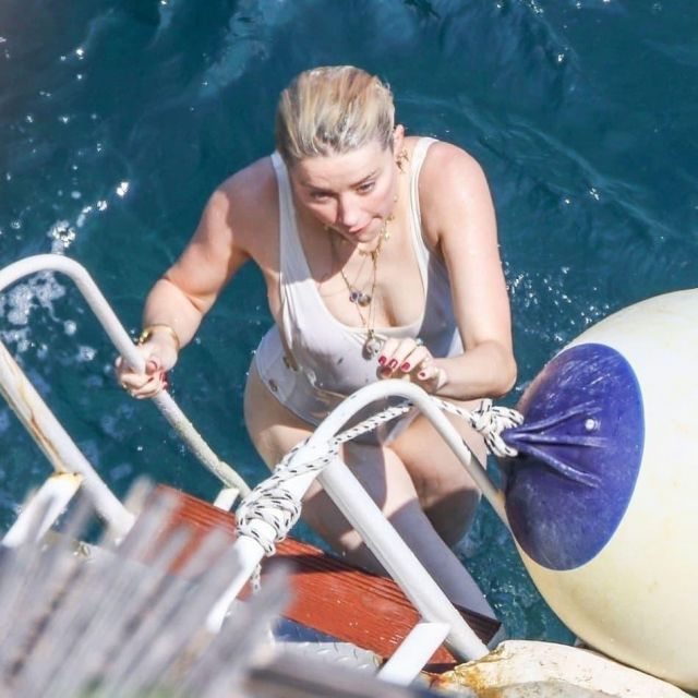 Thapelo Paris Karlie Button Detalle Scoop Side Swimsuit usado por Amber Heard the Amalfi Coast 27 de julio de 2019