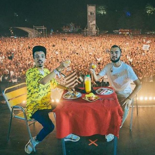 La chemise jaune Pokémon (Pikachu) de Bigflo  lors du concert de Bigflo & Oli à La Nuit de l'Erdre 2019