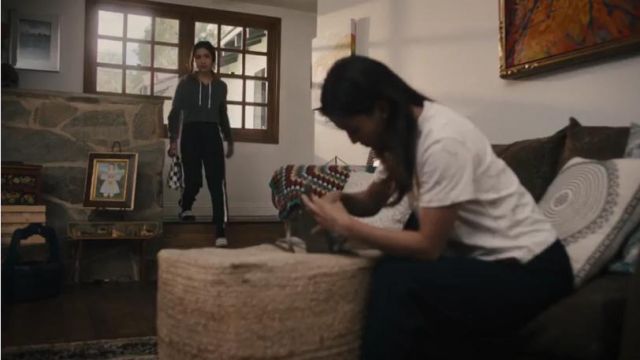 Grifo adidas blanco y negro usado por Alex Portnoy (Brianne Tju) en Light as a Feather (S02E01)