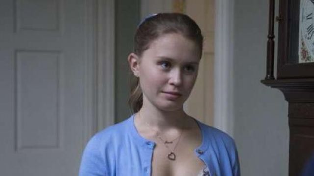 Gold Heart Pendant worn by Amma Crellin (Eliza Scanlen) in Sharp Objects (S01E03)