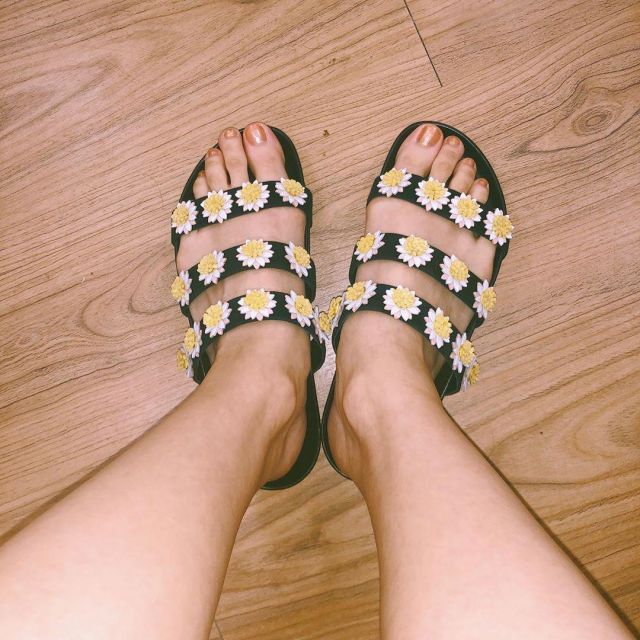 Fabrizio Viti Daisy Appliques en Daim Slide Sandals porté par Sunmi sur l'Instagram account @miyayeah