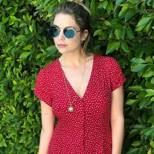 The red dress of Ashley Benson on the account instagram of @ashleybenson