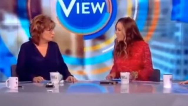 Blusa de L'Agence Perry en azul usada por Joy Behar en The View JULIO 31, 2019