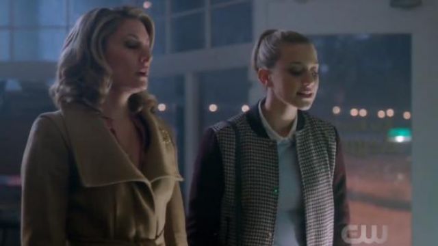 Aritzia Light Brown Babaton Spencer Coat worn by Alice Cooper (Mädchen Amick) in Riverdale (Season 01 Episode 09)