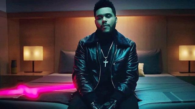 Collar colgante cruzado usado por The Weeknd en su hazaña del video musical Starboy.