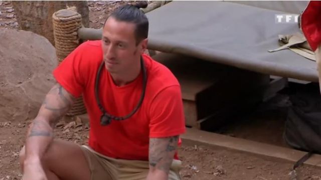 Le tshirt rouge à manches courtes porté par Frédérick Bousquet dans Je suis une célébrité, sortez-moi de là ! Episode de Juillet 2019