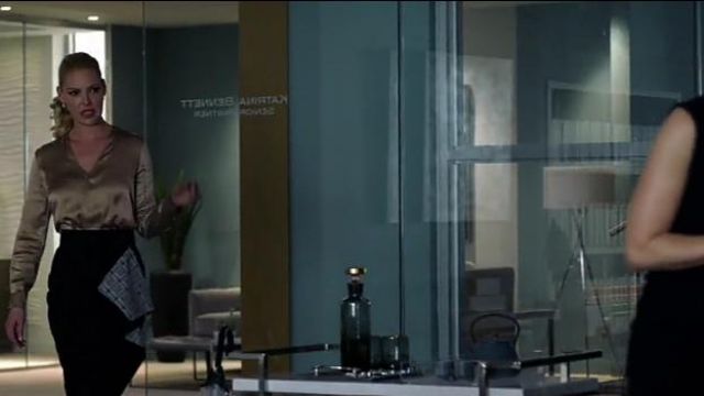 La jupe fourreau  portée par Samantha Wheeler (Katherine Heigl) dans Suits : Avo­cats sur Me­sure Saison 09 Episode 03