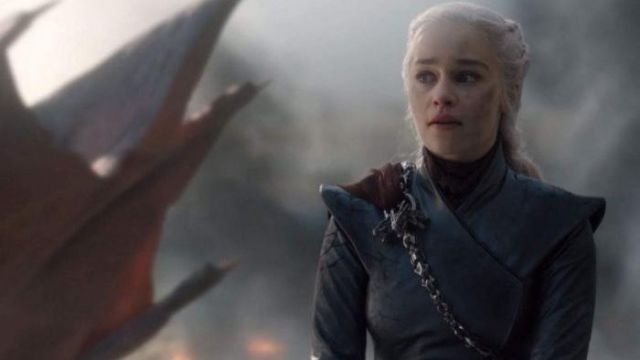 The long string of Daenerys Targaryen (Emilia Clarke) in Game of Thrones (S08E05)