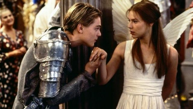 La longue robe blanche de Juliette Capulet (Claire Danes) dans Ro­méo + Ju­liette