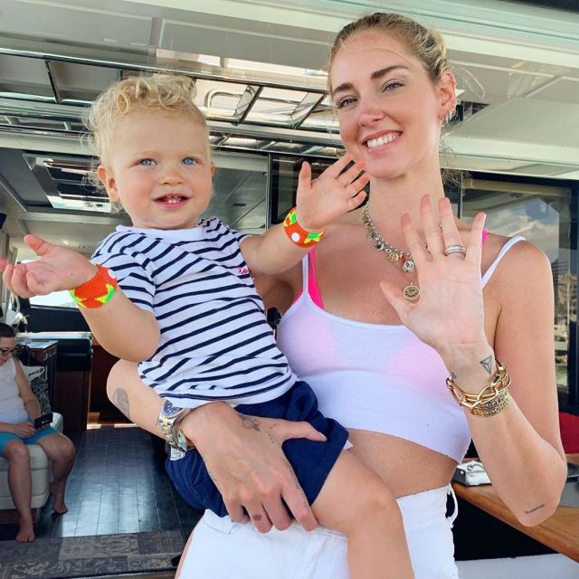 The bikini top pink triangle of Chiara Ferragni on the account instagram of @chiaraferragni