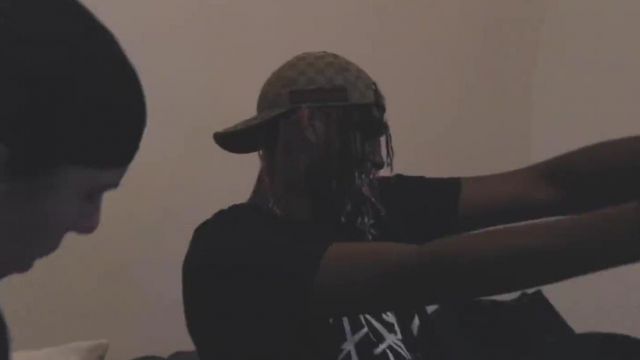 The cap Gucci worn by Youv Dee in the clip Berry