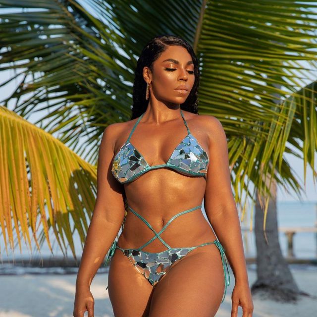 The bikini Top metallic mirrors of Ashanti on his Account Instagram @Ashanti
