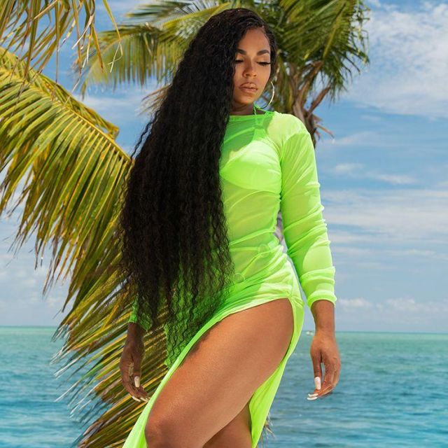 The long Dress with long sleeves in mesh lime green neon Ashanti on the account instagram of @ashanti