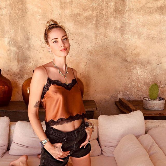 Le top court en dentelle & soie marron de Chiara Ferragni sur le compte instagram de @chiaraferragni