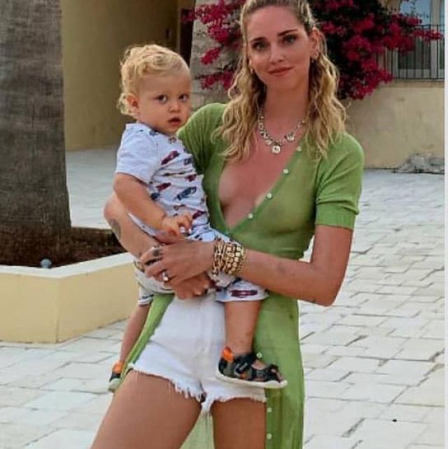The jean shorts white Levi's Chiara Ferragni on the account instagram of @chiaraferragni